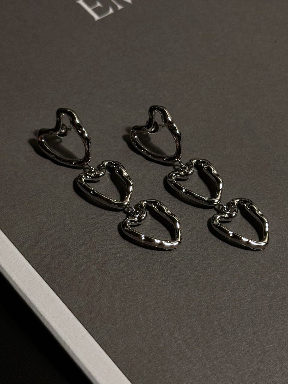 E373 Abstract hearts chain earrings