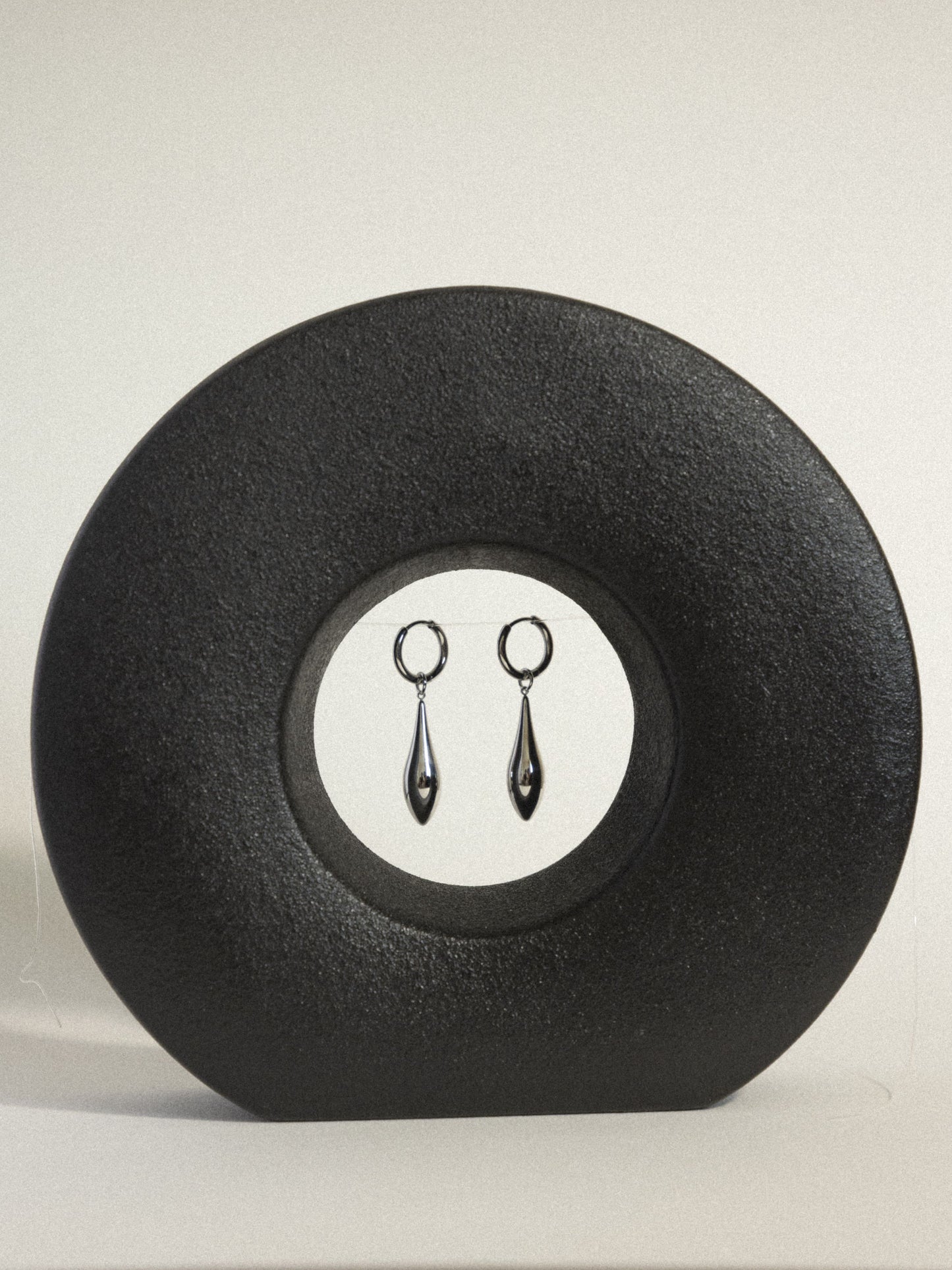 Sculpted liquid hoop earrings