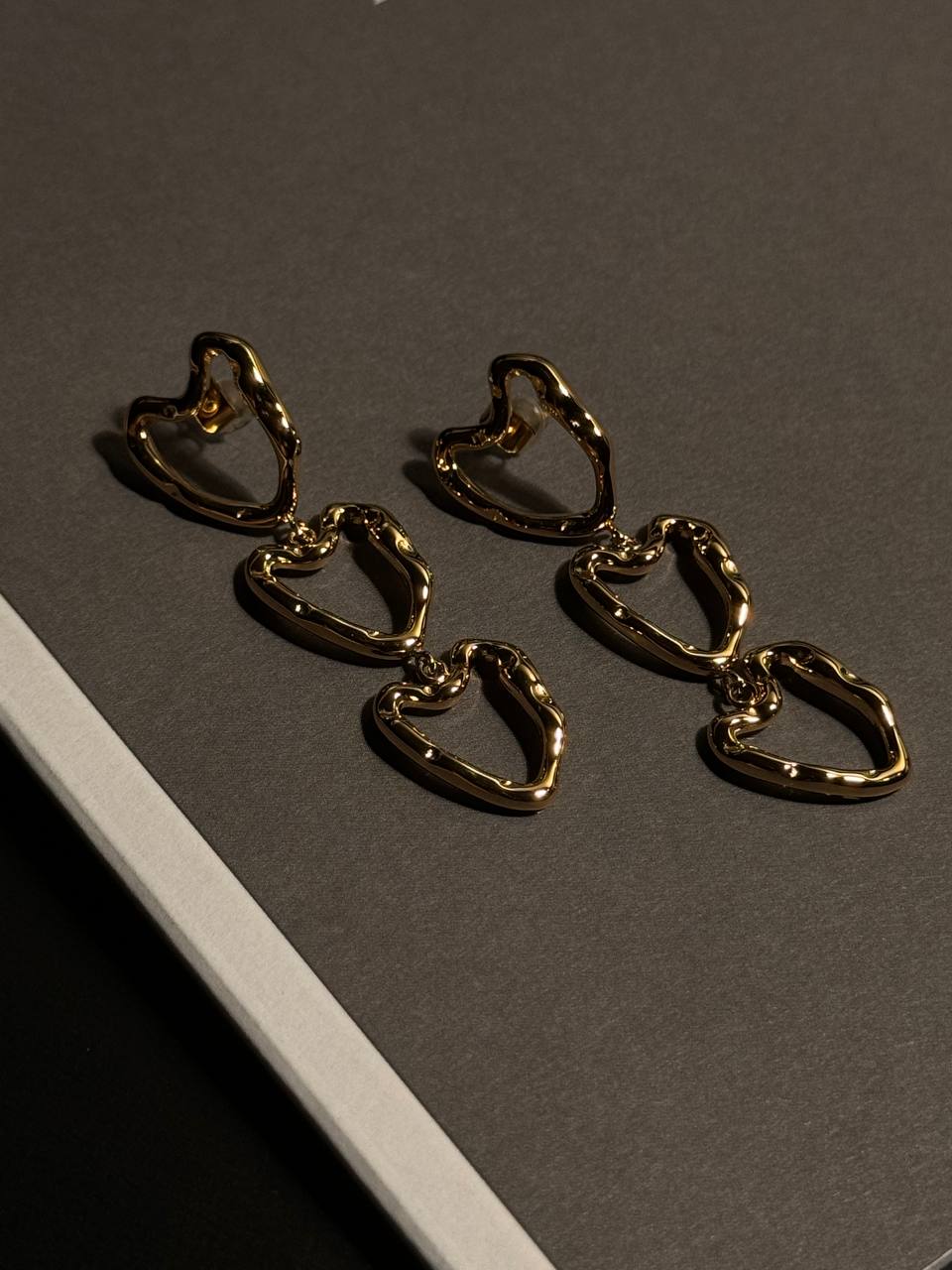E373 Abstract hearts chain earrings
