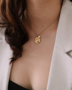 Crumple pearl pendant necklace