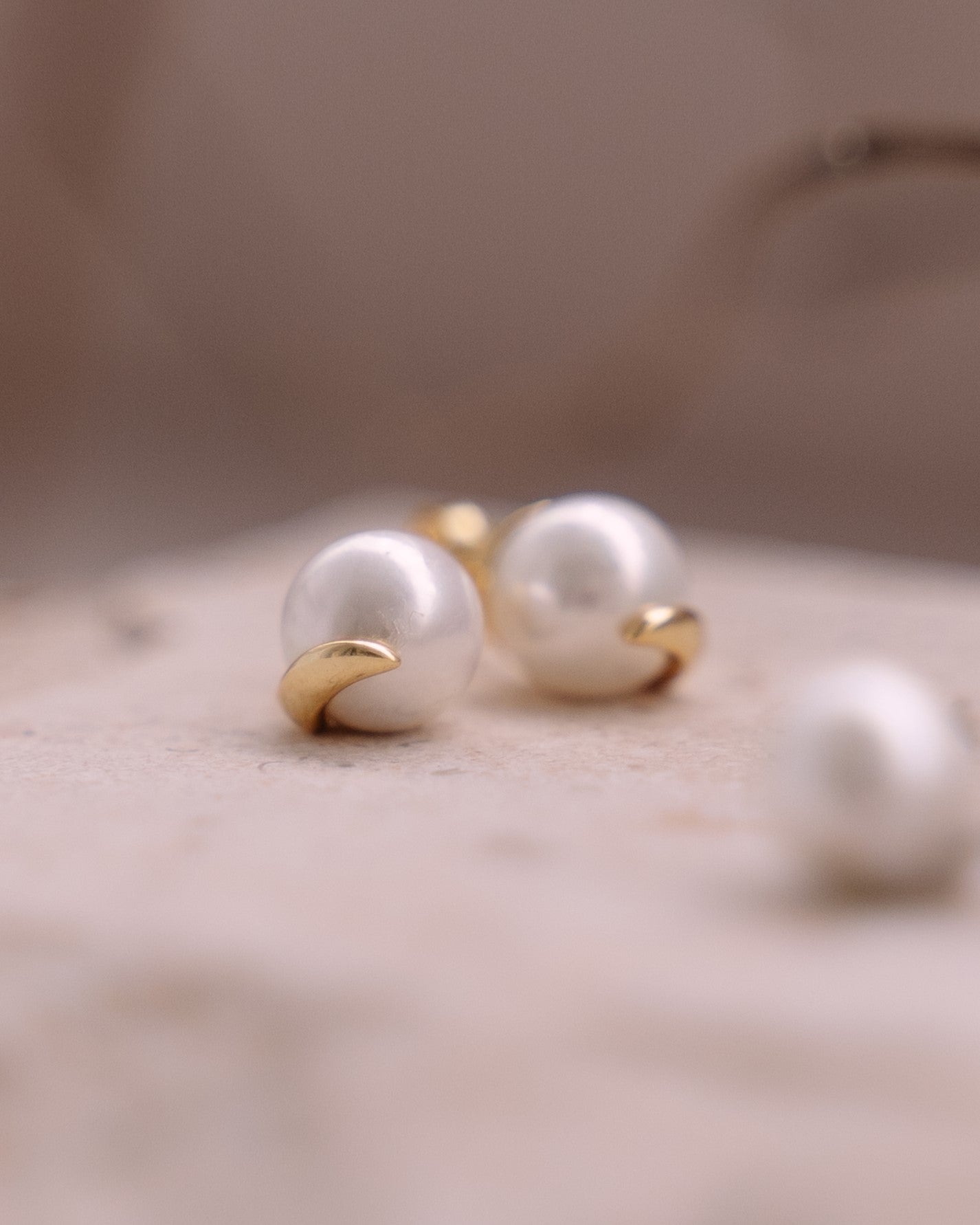 Comma pearl studs