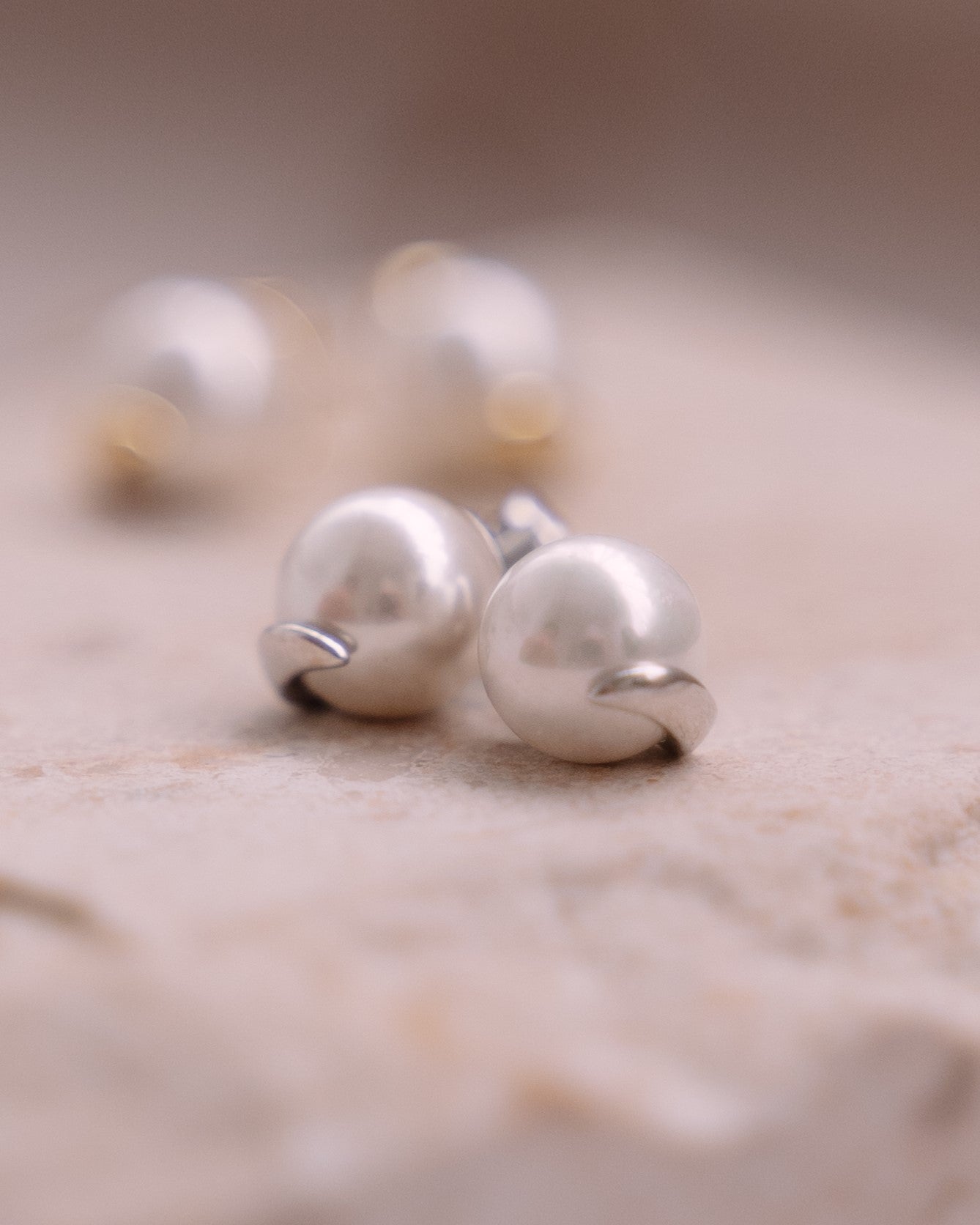 Comma pearl studs