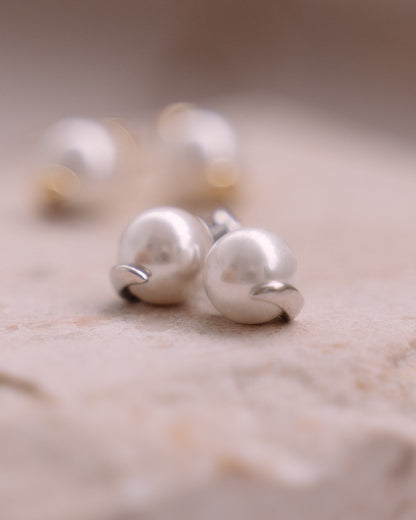 Comma pearl studs