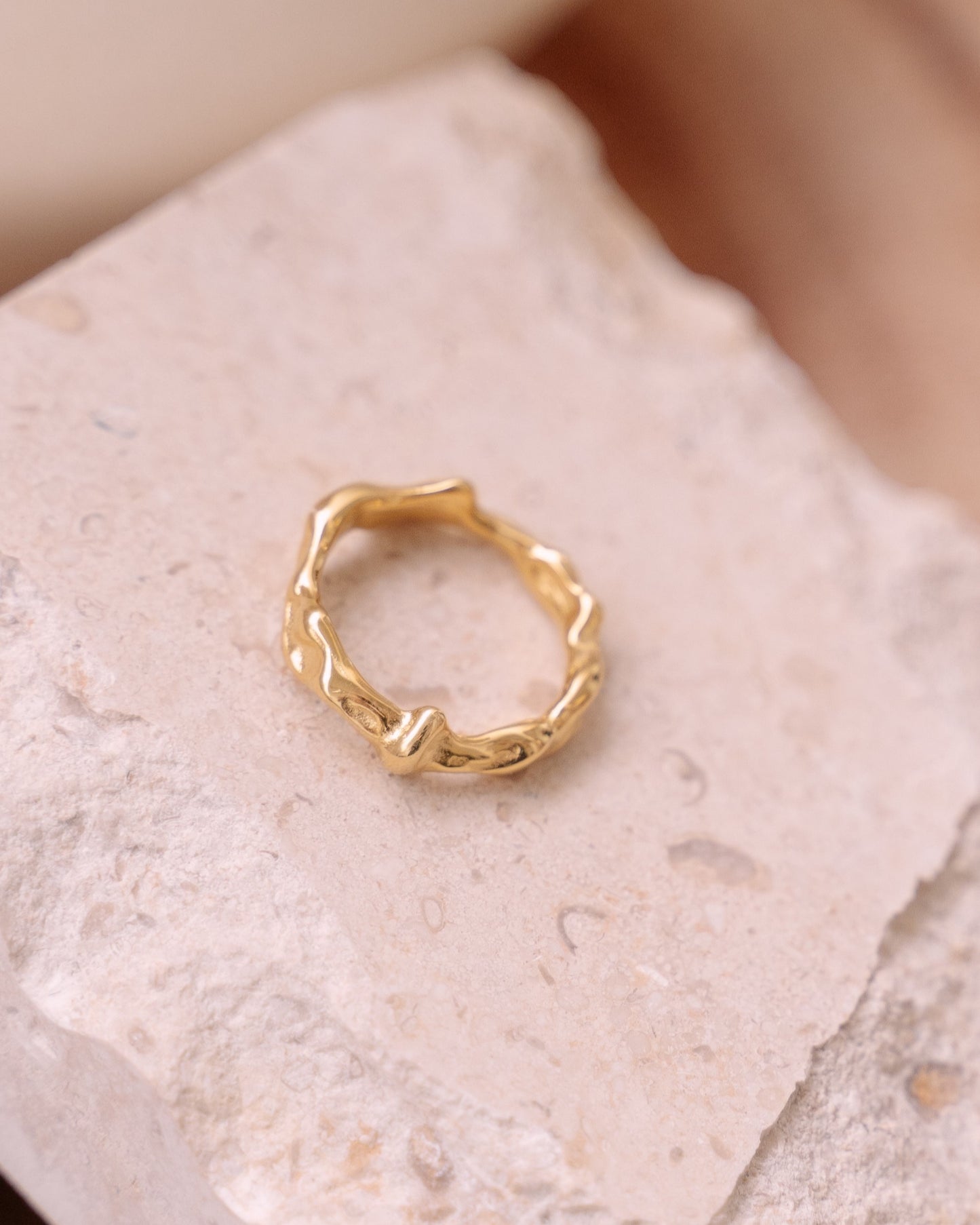 Gentle ripple ring