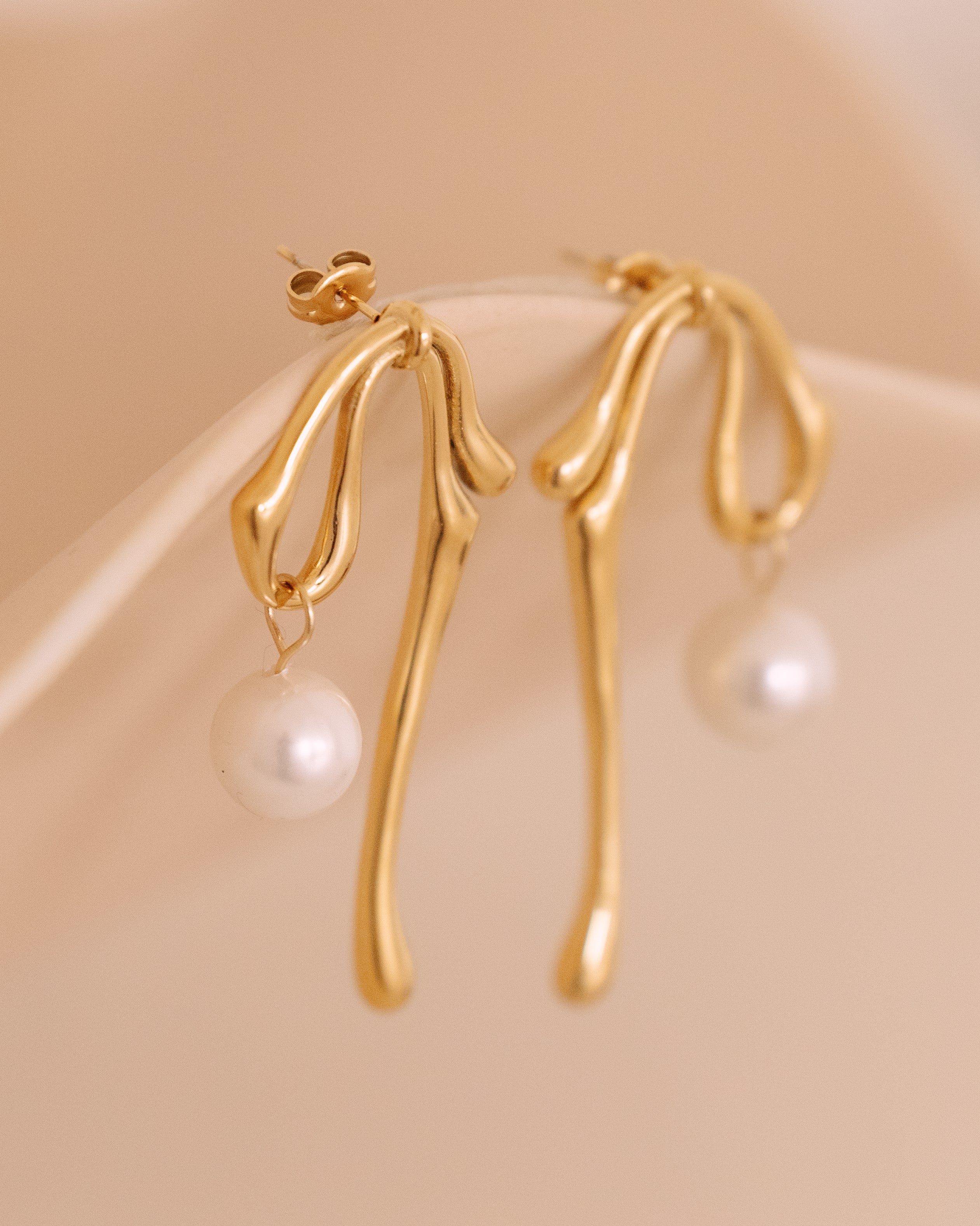 Ribbon pearl earrings