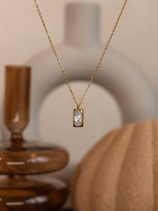 Minimalist shell pendant necklace