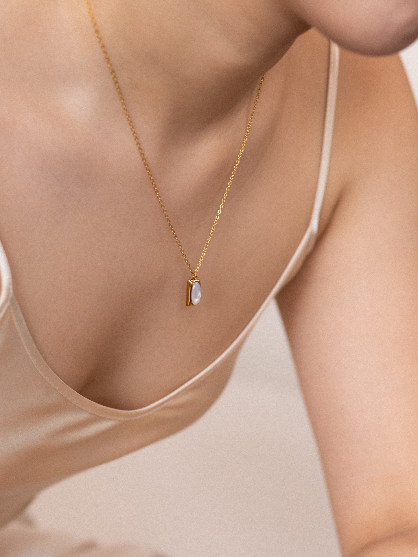 Minimalist shell pendant necklace