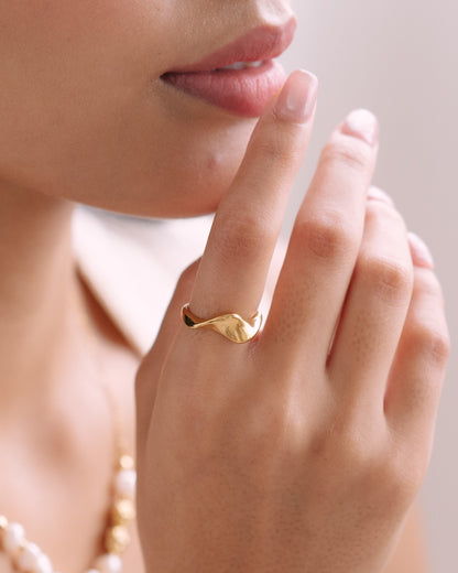 Gentle wave ring