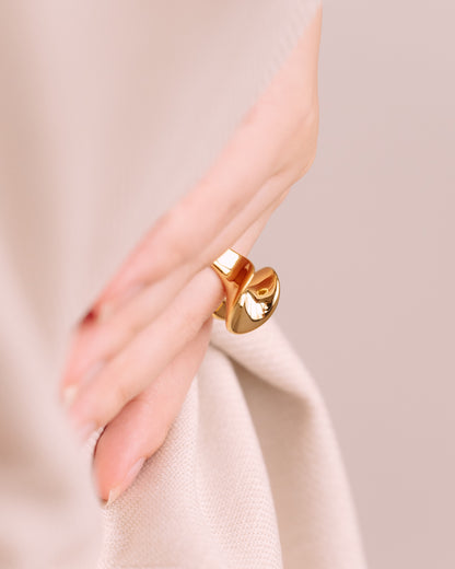 Wavy pleats statement ring