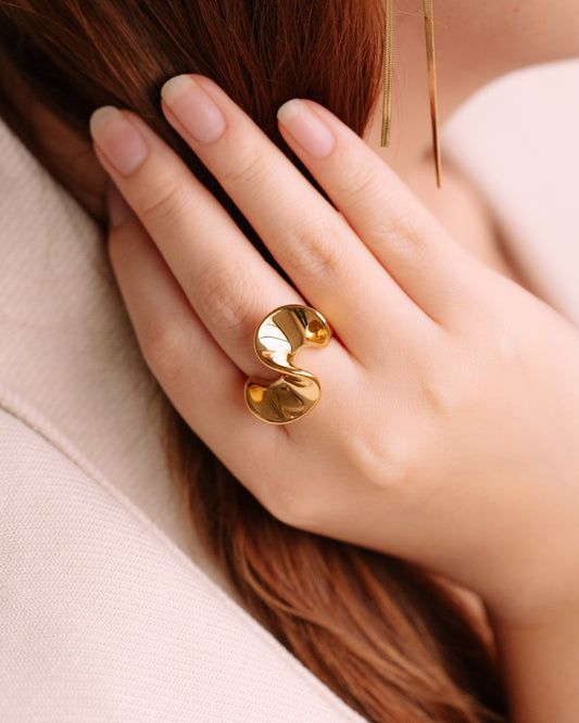 Wavy pleats statement ring