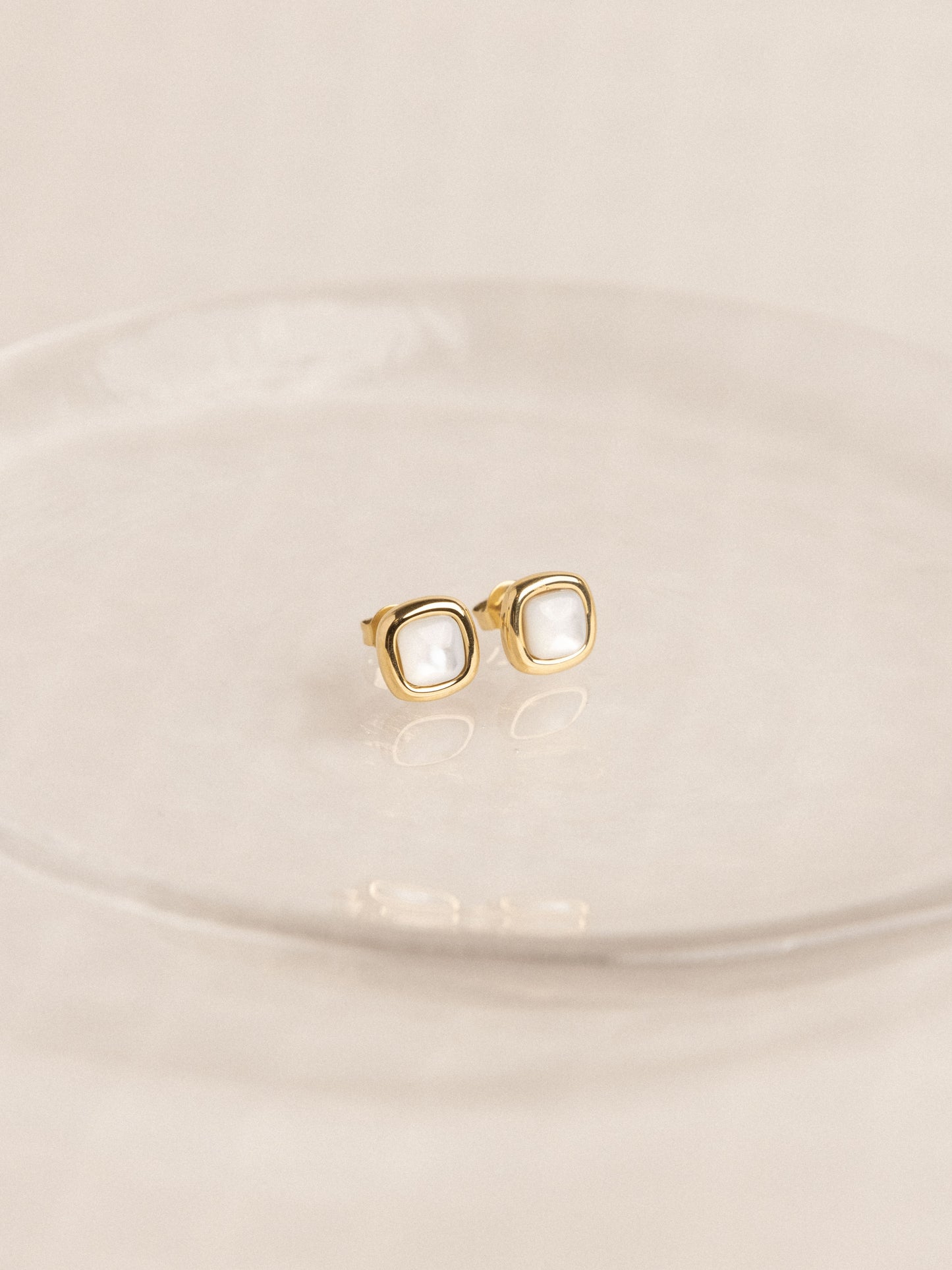 Carre nacre studs
