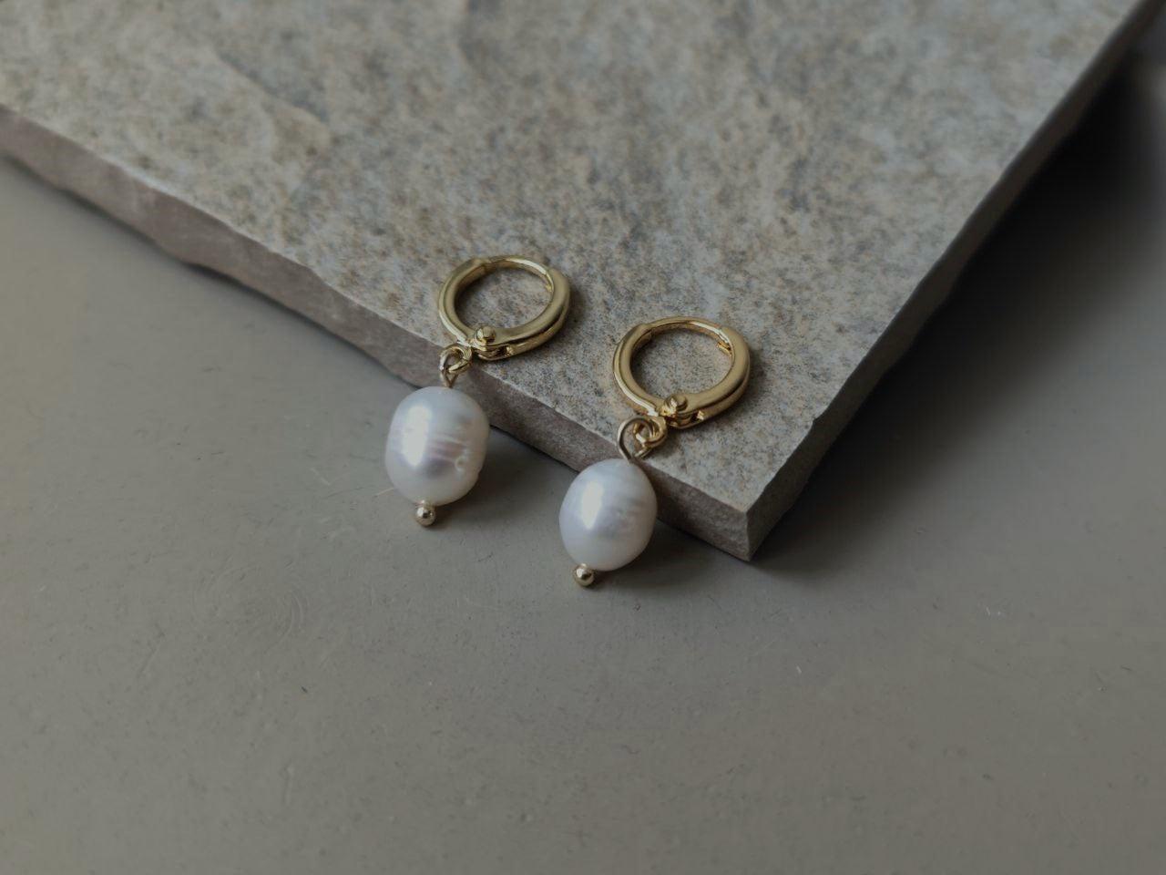 Kyra pearl earrings