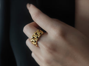 Ostrea chain gold ring